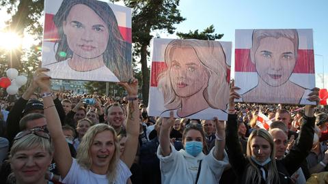 Belarus: Frauen halten Porträts von den Politikerinnen Sviatlana Tsikhanouskaya, Veronika Tsepkalo and Maria Kolesnikova (l-r) in die Höhe.