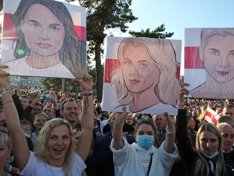 Belarus: Frauen halten Porträts von den Politikerinnen Sviatlana Tsikhanouskaya, Veronika Tsepkalo and Maria Kolesnikova (l-r) in die Höhe.