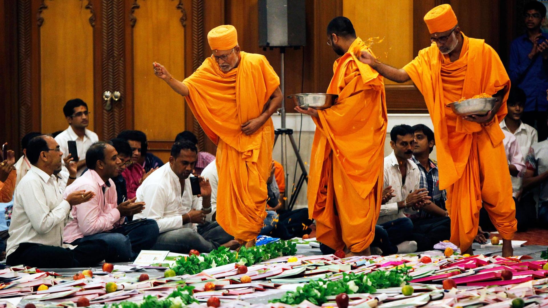 Priester und Gläubige in einem Tempel in Mumbai/Indien