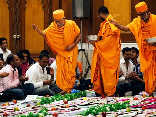 Priester und Gläubige in einem Tempel in Mumbai/Indien