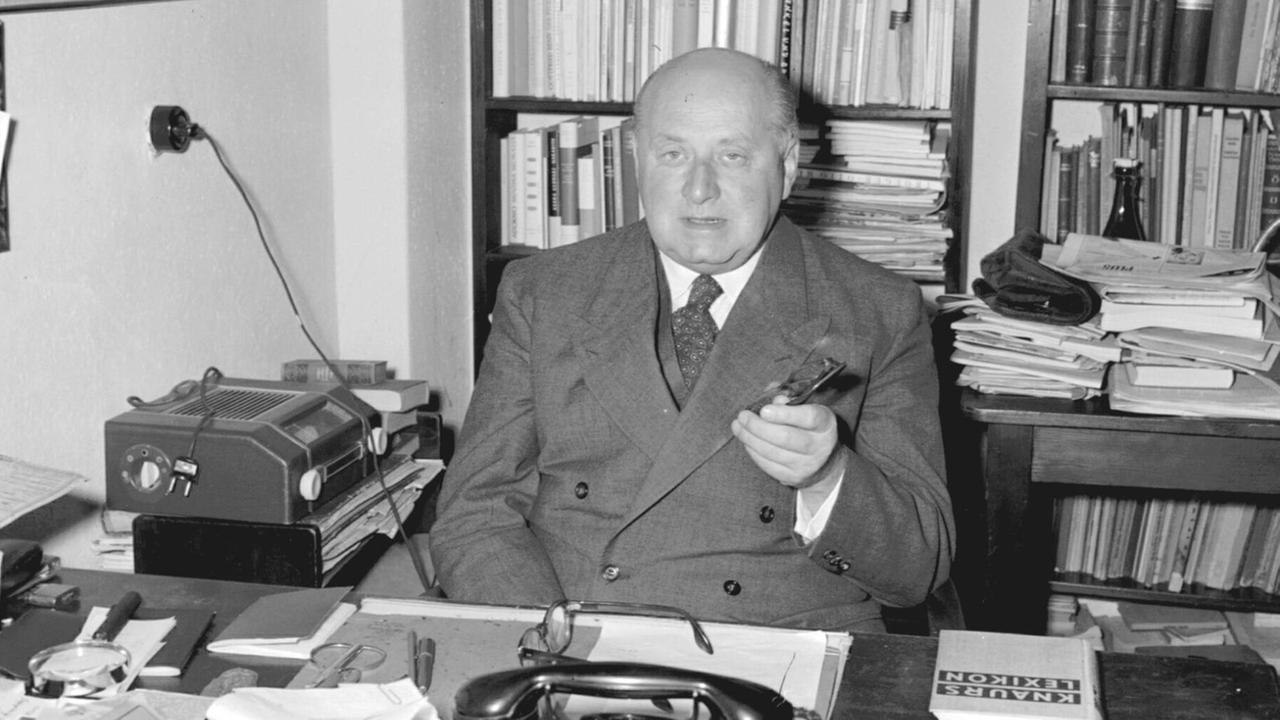 Dr. Gottfried Benn in seinem Berliner Büro am 18.8.1953. Dr. Gottfried Benn in seinem Berliner Büro am 18.8.1953.