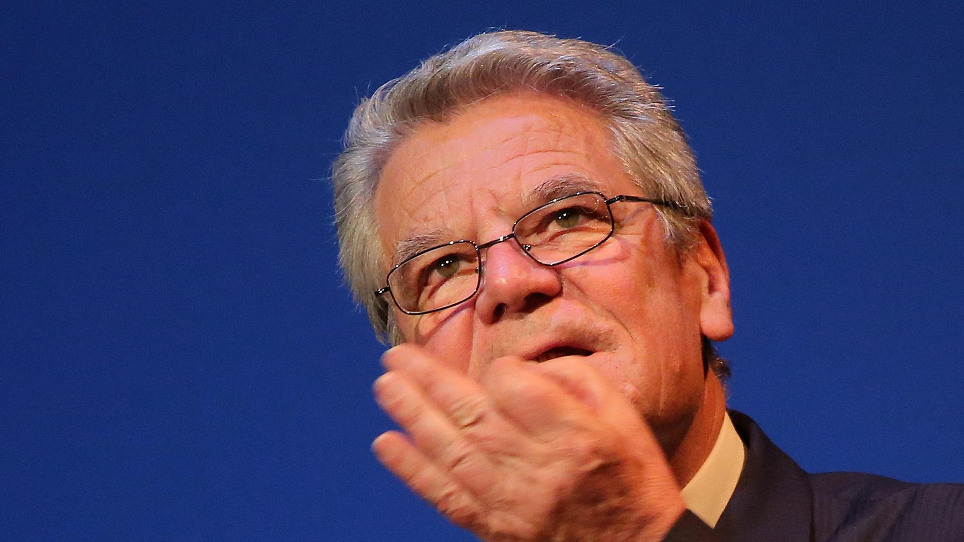 Bundespräsident Joachim Gauck spricht am 21.05.2014 in Hamburg im Schauspielhaus bei der Eröffungsfeier zum deutschen Stiftungstag 2014. Bundespräsident Joachim Gauck spricht am 21.05.2014 in Hamburg im Schauspielhaus bei der Eröffungsfeier zum deutschen Stiftungstag 2014.