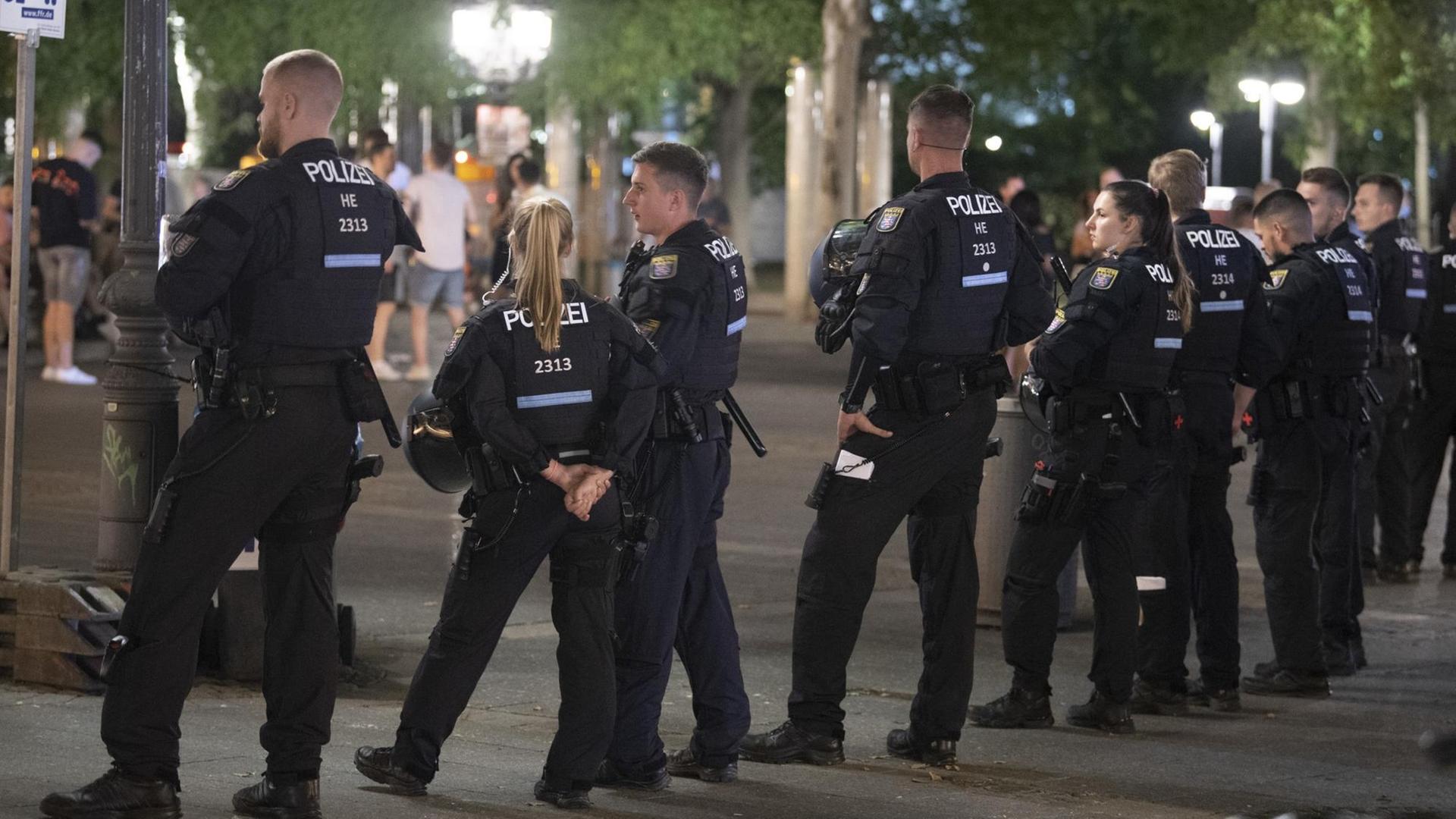 Polizistinnen und Polizisten stehen auf dem Opernplatz in Frankfurt am Main bereit.