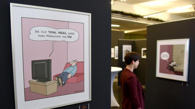Ein Cartoon von Martin Perscheid, der sich mit dem VW-Skandal beschäftigt, aufgenommen bei der Vorbesichtigung der Ausstellung "Ganz großes Kino - Cartoons zum Film" in der Caricatura in Kassel (Hessen).