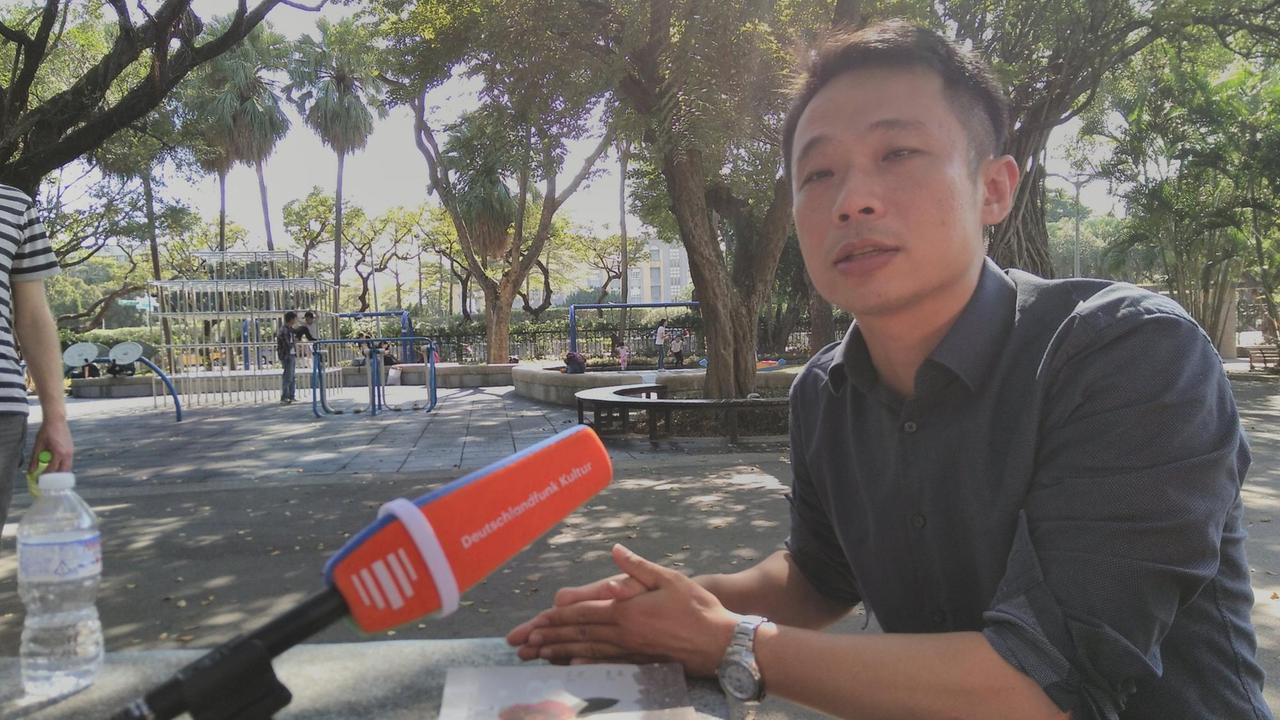 Schriftsteller Chinghua Tsai schreibt in Taiwan Bücher über Deutschland. Hier sitzt er im Friedenspark in Taipeh.