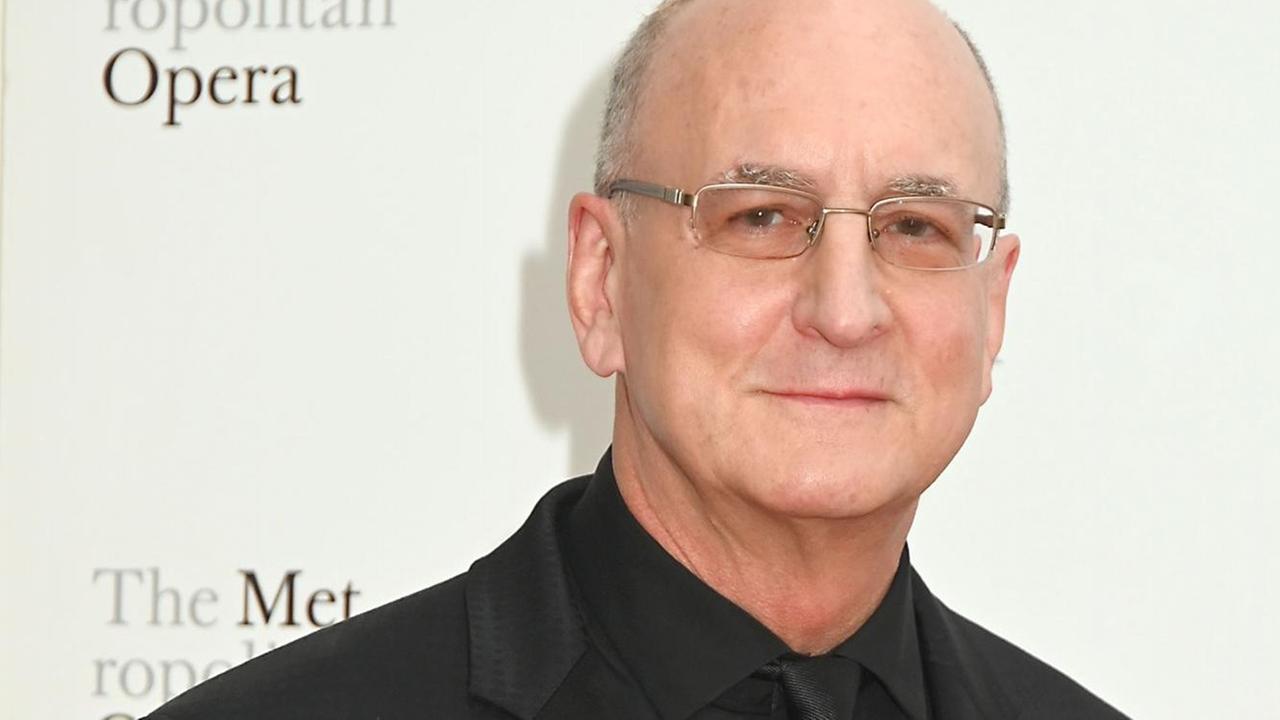 Peter Gelb im schwarzen Anzug vor einer Presse-Wand mit der Aufschrift "The Metropolitan Opera" im September 2019 Peter Gelb im schwarzen Anzug vor einer Presse-Wand mit der Aufschrift "The Metropolitan Opera" im September 2019