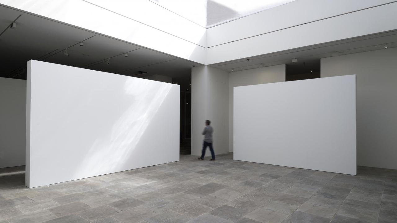 Atrium mit weiß gestrichenen Wänden des Museums der Fondation Carmignac