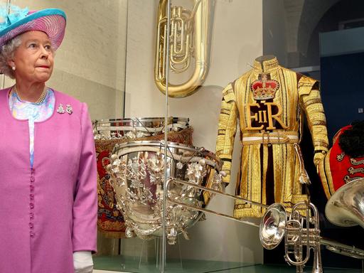 Die britische Königin Elisabeth II. vor einer Vitrine mit Musikinstrumenten, auf genommen am 13.6.2007 im Household Cavalry Museum in London.