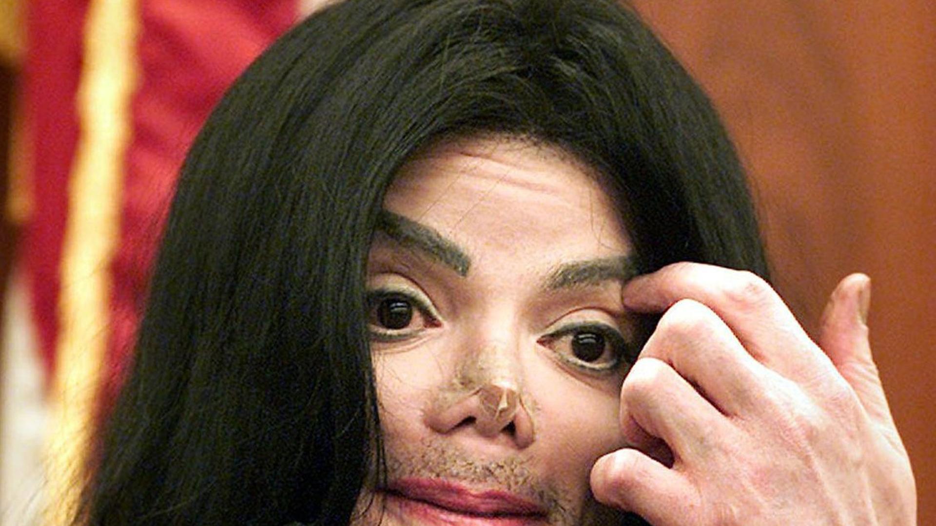 Popstar Michael Jackson am 13.11.2002 vor einem Gericht im kalifornischen Santa Maria. Dort muss er sich gegen Vorwürfe von Vertragsbruch verteidigen. Der Münchner Konzertveranstalter Marcel Avram hat den «King of Pop» wegen Betrugs und Vertragsbruchs auf über 21 Millionen Dollar Schadenersatz verklagt.