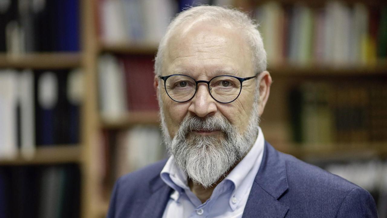 Politikwissenschaftler Herfried Münkler mit Brille und Bart vor einem Bücherregal. Politikwissenschaftler Herfried Münkler mit Brille und Bart vor einem Bücherregal.