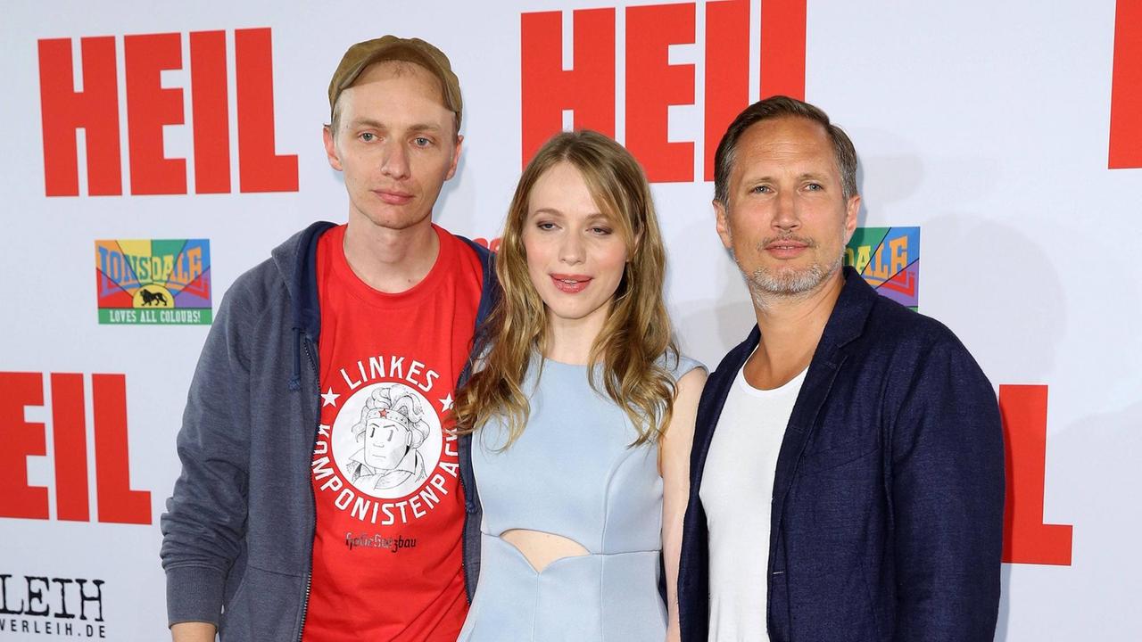 Regisseur Dietrich Brüggemann mit seiner Schwester Anna Brüggemann und Hauptdarsteller Benno Fürmann bei der Kino-Premiere von "Heil" am 13. 7.2015 in Berlin. Regisseur Dietrich Brüggemann mit seiner Schwester Anna Brüggemann und Hauptdarsteller Benno Fürmann bei der Kino-Premiere von "Heil" am 13. 7.2015 in Berlin.