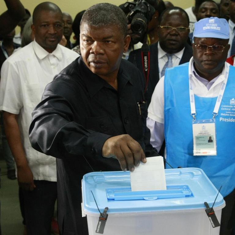 Der angolanische Verteidigungsminister Joao Lourenço, Wunschkandidat des amtierenden Staatschefs von Angola, dos Santos, bei der Abgabe seines Wahlzettels im Wahllokal in Luanda am 23.08.2018.