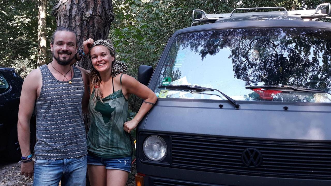 Ulrich Stirnat und Lena Wend auf ihrer Reise. Ein junger Mann und eine junge Frau stehen vor einem Bus. Ulrich Stirnat und Lena Wend auf ihrer Reise. Ein junger Mann und eine junge Frau stehen vor einem Bus.