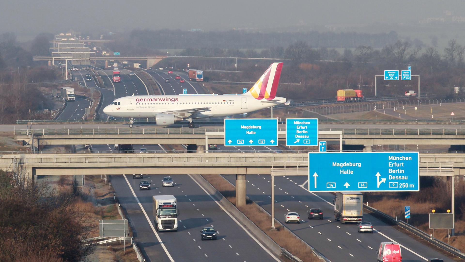 n Airbus A320 der Fluggesellschaft germanwings fährt von der Landebahn zum Vorfeld über eine Brücke der Autobahn A14 am Flughafen Halle-Leipzig (Sachsen). n Airbus A320 der Fluggesellschaft germanwings fährt von der Landebahn zum Vorfeld über eine Brücke der Autobahn A14 am Flughafen Halle-Leipzig (Sachsen).