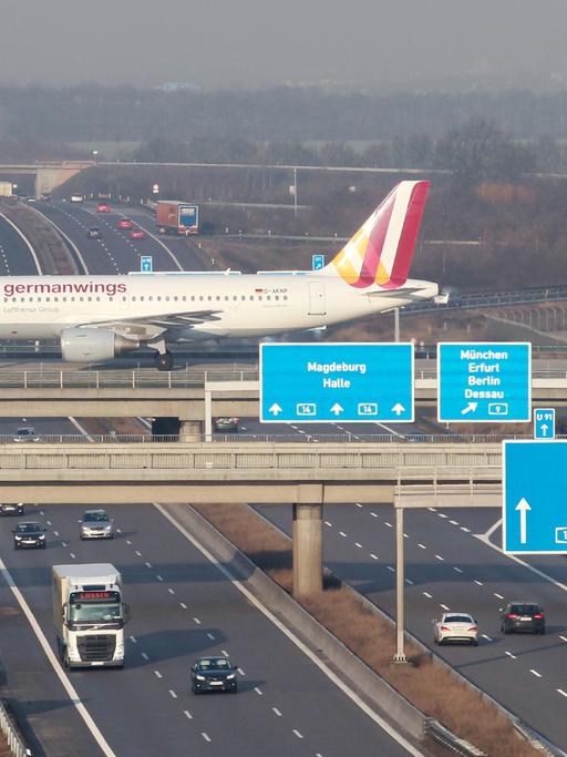 n Airbus A320 der Fluggesellschaft germanwings fährt von der Landebahn zum Vorfeld über eine Brücke der Autobahn A14 am Flughafen Halle-Leipzig (Sachsen).