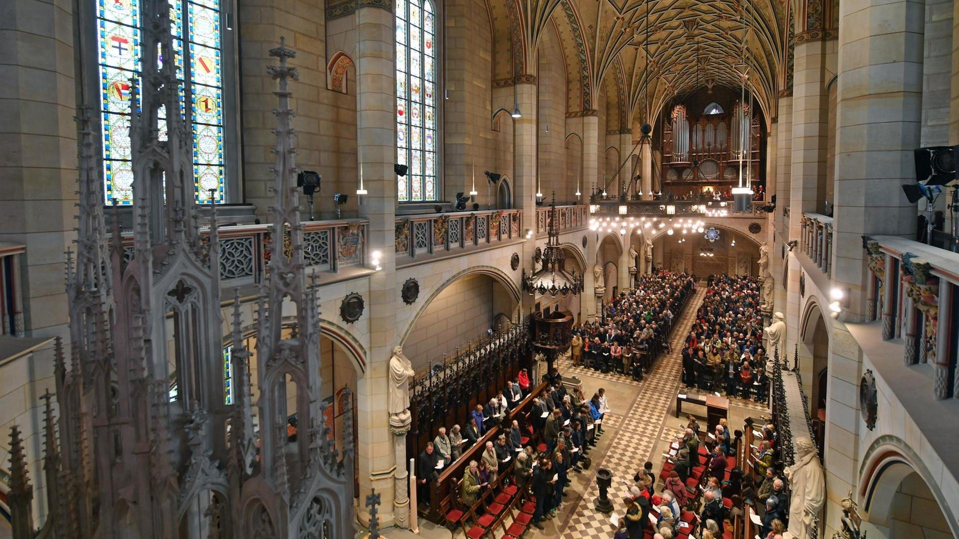 Teilnehmer des Gottesdienstes sitzen am 31.10.2017 in der Schlosskirche in Wittenberg (Sachsen-Anhalt). Mit Gottesdiensten und einem Festakt erinnert die Evangelische Kirche an Luthers Thesenanschlag auf den Tag genau vor 500 Jahren. Der Theologe Martin Luther (1483-1546) soll der Überlieferung nach am 31. Oktober 1517 seine 95 Thesen gegen den Ablasshandel der Kirche an die Tür der Schlosskirche angeschlagen haben. Das Datum gilt als Beginn weltweiter Veränderungen in Kirche und Gesellschaft. Teilnehmer des Gottesdienstes sitzen am 31.10.2017 in der Schlosskirche in Wittenberg (Sachsen-Anhalt). Mit Gottesdiensten und einem Festakt erinnert die Evangelische Kirche an Luthers Thesenanschlag auf den Tag genau vor 500 Jahren. Der Theologe Martin Luther (1483-1546) soll der Überlieferung nach am 31. Oktober 1517 seine 95 Thesen gegen den Ablasshandel der Kirche an die Tür der Schlosskirche angeschlagen haben. Das Datum gilt als Beginn weltweiter Veränderungen in Kirche und Gesellschaft.