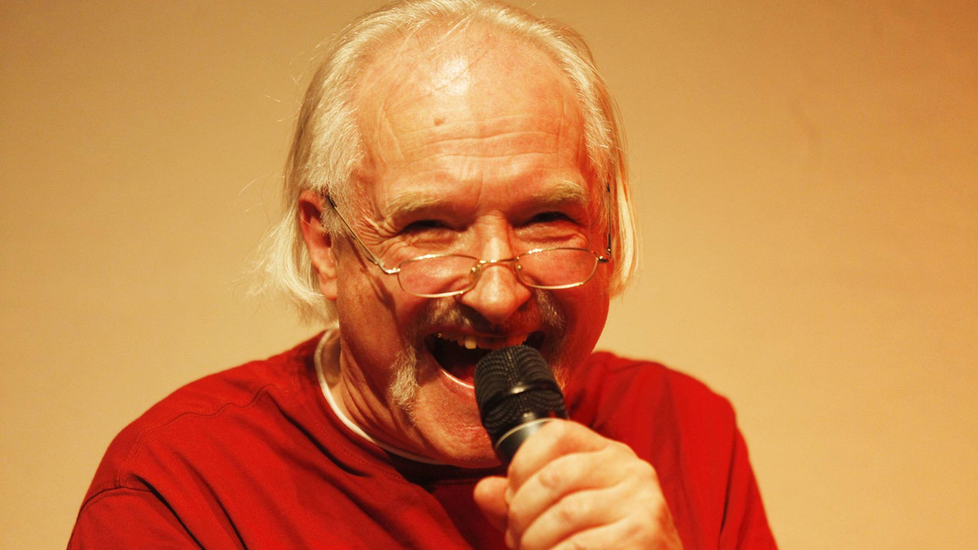 Der Musiker und Komponist Holger Czukay bei einem Konzert 2009. Der Musiker und Komponist Holger Czukay bei einem Konzert 2009.