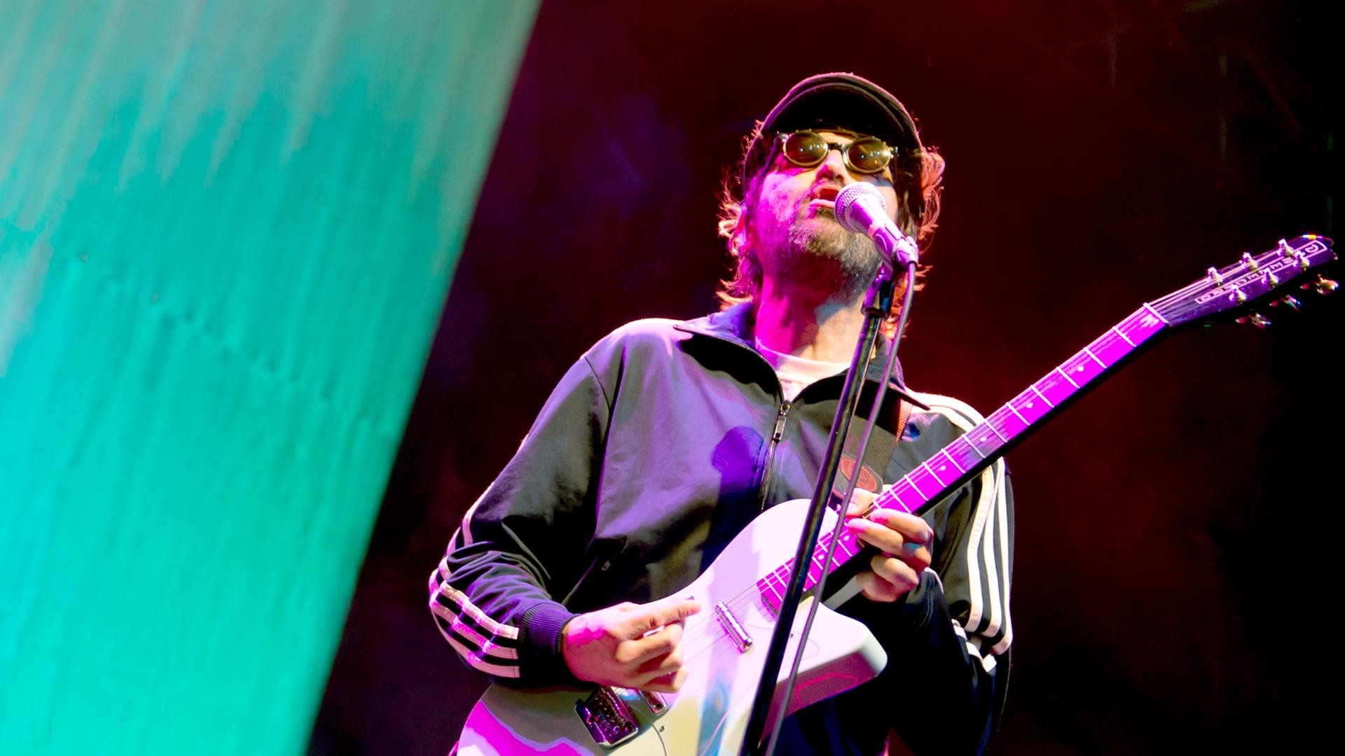 Mark Oliver Everett, Sänger der US-amerikanischen Rockband Eels, steht am 08.04.2013 in Berlin im Tempodrom auf der Bühne. Mark Oliver Everett, Sänger der US-amerikanischen Rockband Eels, steht am 08.04.2013 in Berlin im Tempodrom auf der Bühne.