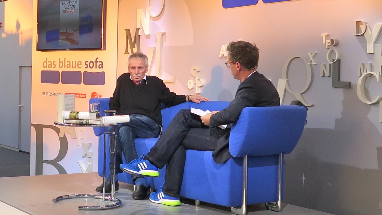 Der Schriftsteller Guntram Vesper während der Leipziger Buchmesse auf dem blauen sofa. Der Schriftsteller Guntram Vesper während der Leipziger Buchmesse auf dem blauen sofa.