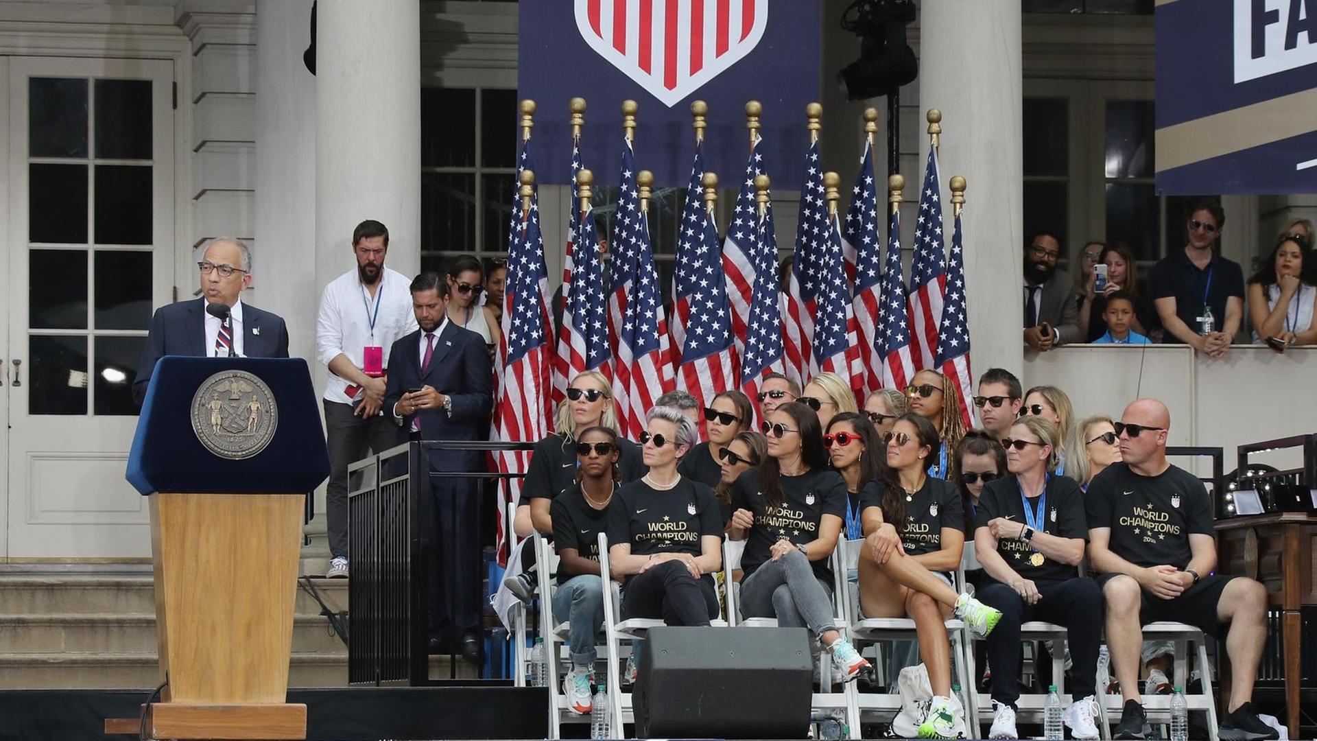 US-Fußball-Präsident Carlos Cordeiro spricht zur Ehrung der Frauen-Fußball-National-Elf vor dem Rathaus in New York.