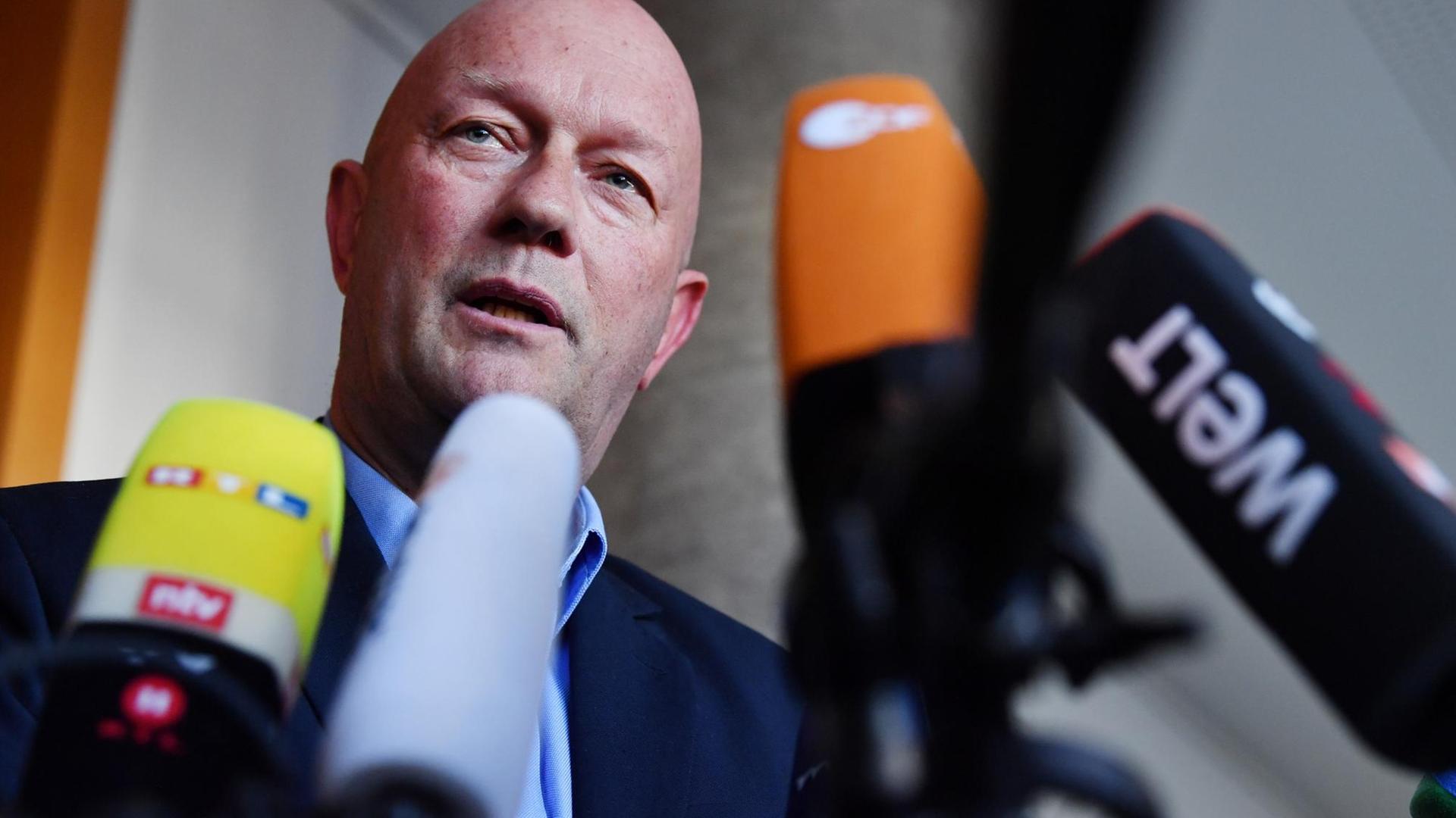 Thomas Kemmerich, geschäftsführender Ministerpräsident von Thüringen, Mitte Februar im Landtag Thomas Kemmerich, geschäftsführender Ministerpräsident von Thüringen, Mitte Februar im Landtag