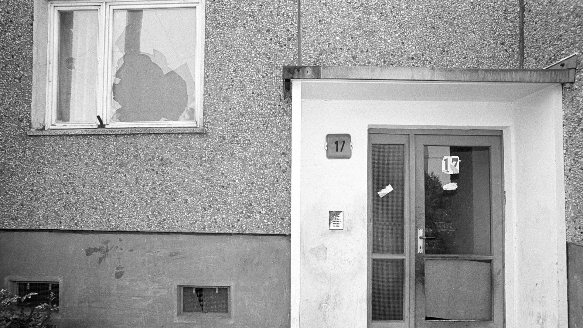 In einem Hoch-Haus ist ein Fenster eingeschlagen. In einem Hoch-Haus ist ein Fenster eingeschlagen.