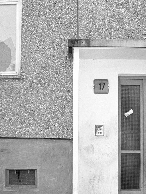 Ein Hochhaus, in dem ein Fenster eingeschlagen ist.