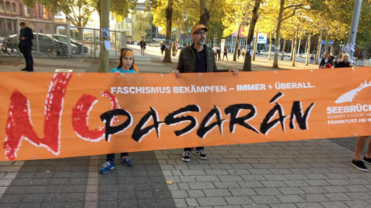 Demonstration gegen Björn Höckes Buchpräsentation auf der Frankfurter Buchmesse 2018 Demonstration gegen Björn Höckes Buchpräsentation auf der Frankfurter Buchmesse 2018