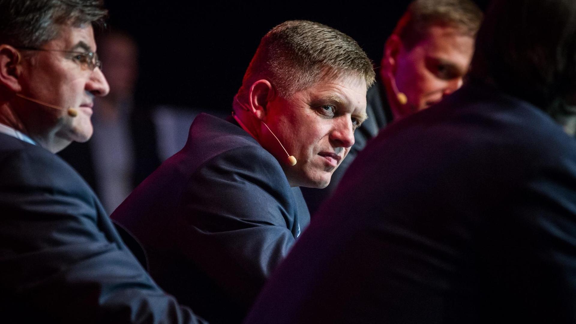 Regierungschef Robert Fico (m.) Regierungschef Robert Fico (m.)