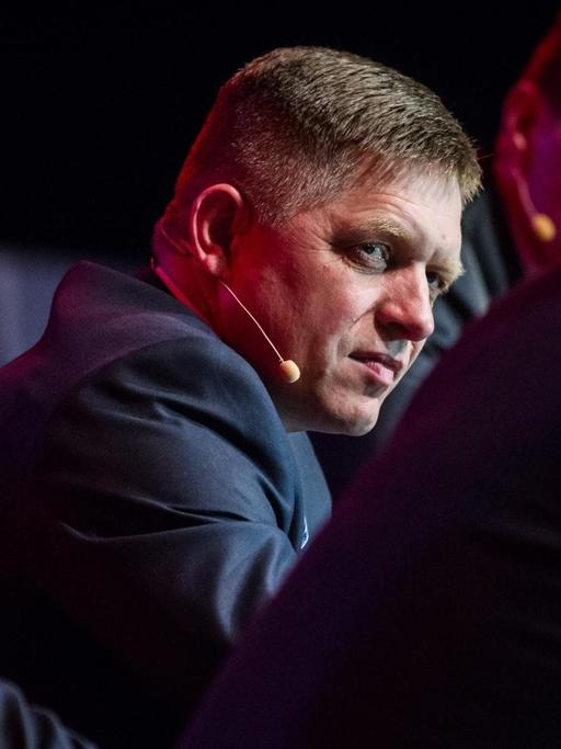 Regierungschef Robert Fico (m.)