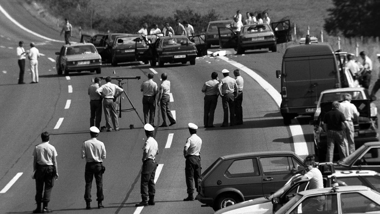 Spezialeinsatzkommando der nordrhein-westfälischen Polizei sperrte 1988 beim Geiseldrama von Gladbeck die Autobahn A3 bei Bad Honnef kurz vor der rheinland-pfälzischen Landesgrenze.