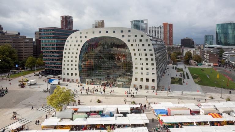 Außenansicht der neuen "Markthal" (Markthalle) in Rotterdam, großes längliches Gebäude in Form eines Hufeisens
