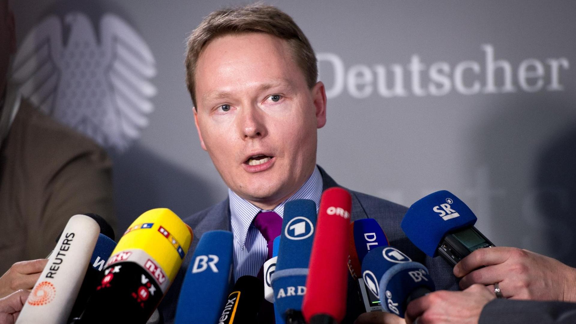 Der Obmann der SPD, Christian Flisek, gibt am 03.04.2014 nach der ersten Sitzung des NSA-Untersuchungsausschusses in Berlin ein Interview.