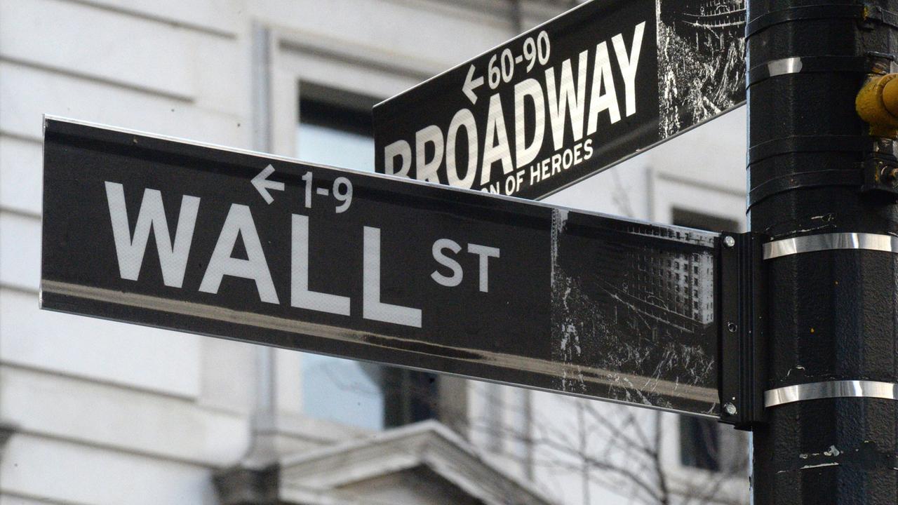 Die Straßenschilder mit der Aufschrift "Wall Street" und "Broadway" in New York (USA), aufgenommen am 08.03.2014. Die Straßenschilder mit der Aufschrift "Wall Street" und "Broadway" in New York (USA), aufgenommen am 08.03.2014.