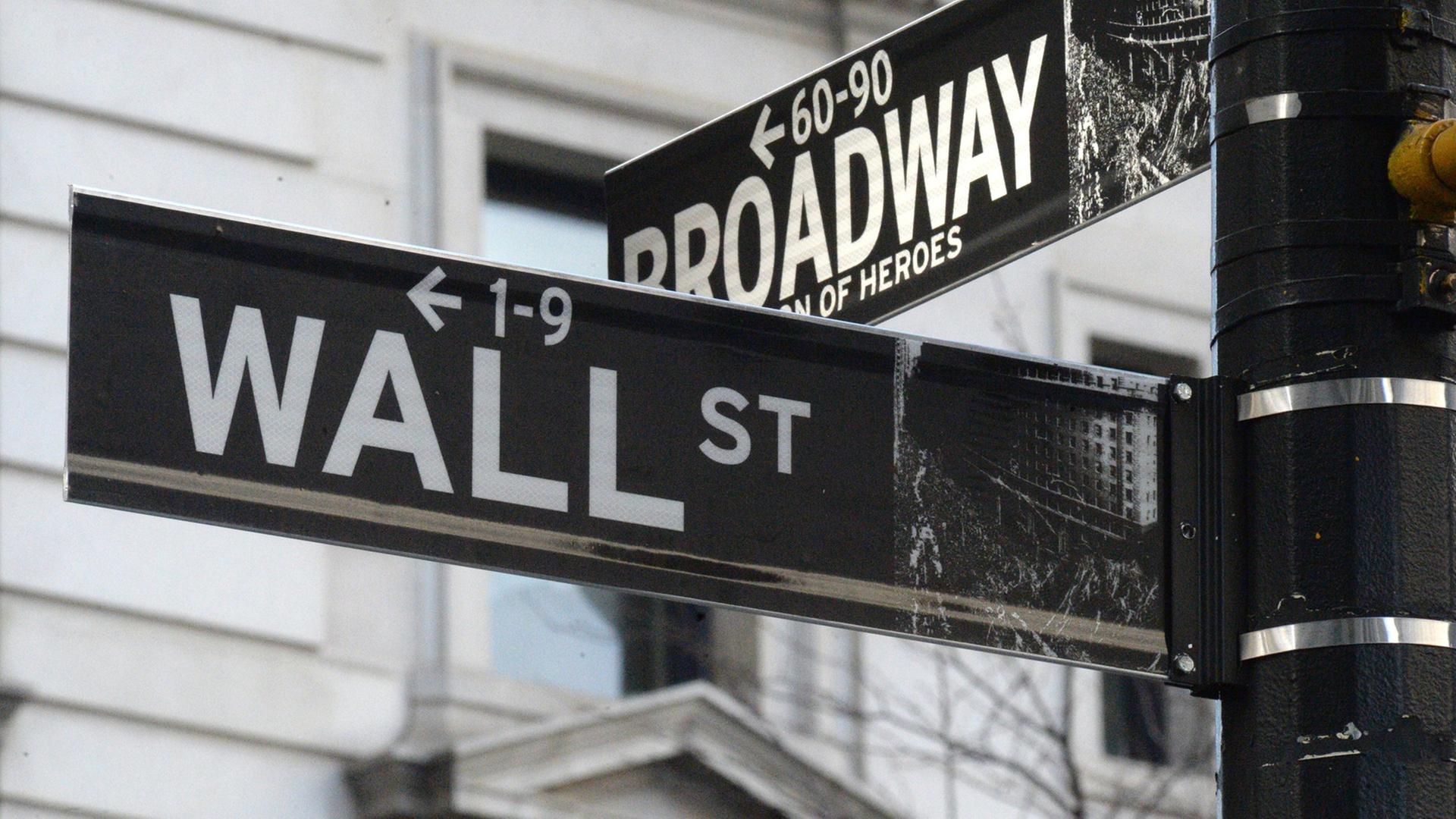 Die Straßenschilder mit der Aufschrift "Wall Street" und "Broadway" in New York (USA) Die Straßenschilder mit der Aufschrift "Wall Street" und "Broadway" in New York (USA)