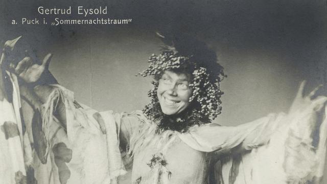 Ein schwarzweißes Foto zeigt Die deutsche Schauspielerin Gertrud Eysoldt kostümiert als Puck in "Ein Sommernachtstraum" von William Shakespeare. Regie Max Reinhardt. Neues Theater. Berlin. 1905