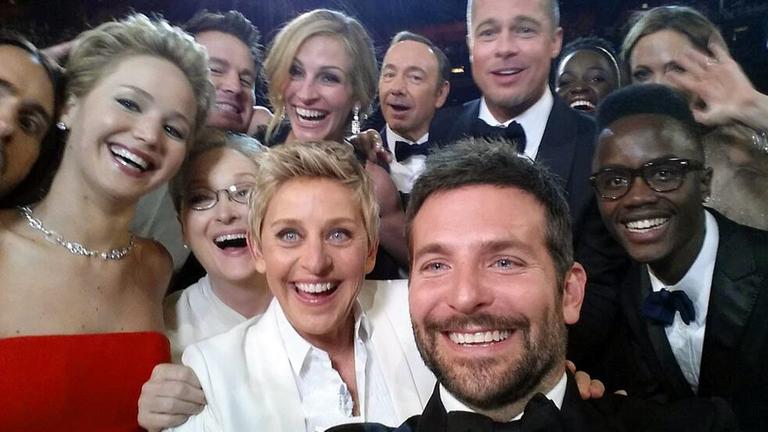 Eines des bekanntesten Selfies der Welt: Das Oscar-Selfie aus dem Jahr 2014. Von links: Jared Leto, Jennifer Lawrence, Meryl Streep, Ellen DeGeneres, Bradley Cooper, Peter Nyong'o, Channing Tatum, Julia Roberts, Kevin Spacey, Brad Pitt, Lupita Nyong'o und Angelina Jolie Eines des bekanntesten Selfies der Welt: Das Oscar-Selfie aus dem Jahr 2014. Von links: Jared Leto, Jennifer Lawrence, Meryl Streep, Ellen DeGeneres, Bradley Cooper, Peter Nyong'o, Channing Tatum, Julia Roberts, Kevin Spacey, Brad Pitt, Lupita Nyong'o und Angelina Jolie