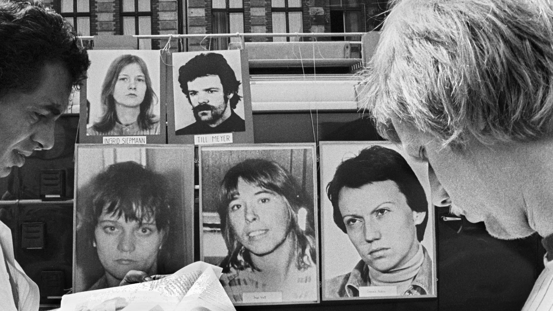 Zwei Männer lesen am 2. Juni 1978 Handzettel der Polizei, mit denen nach RAF-Terroristen gefahndet wird. Zwei Männer lesen am 2. Juni 1978 Handzettel der Polizei, mit denen nach RAF-Terroristen gefahndet wird.