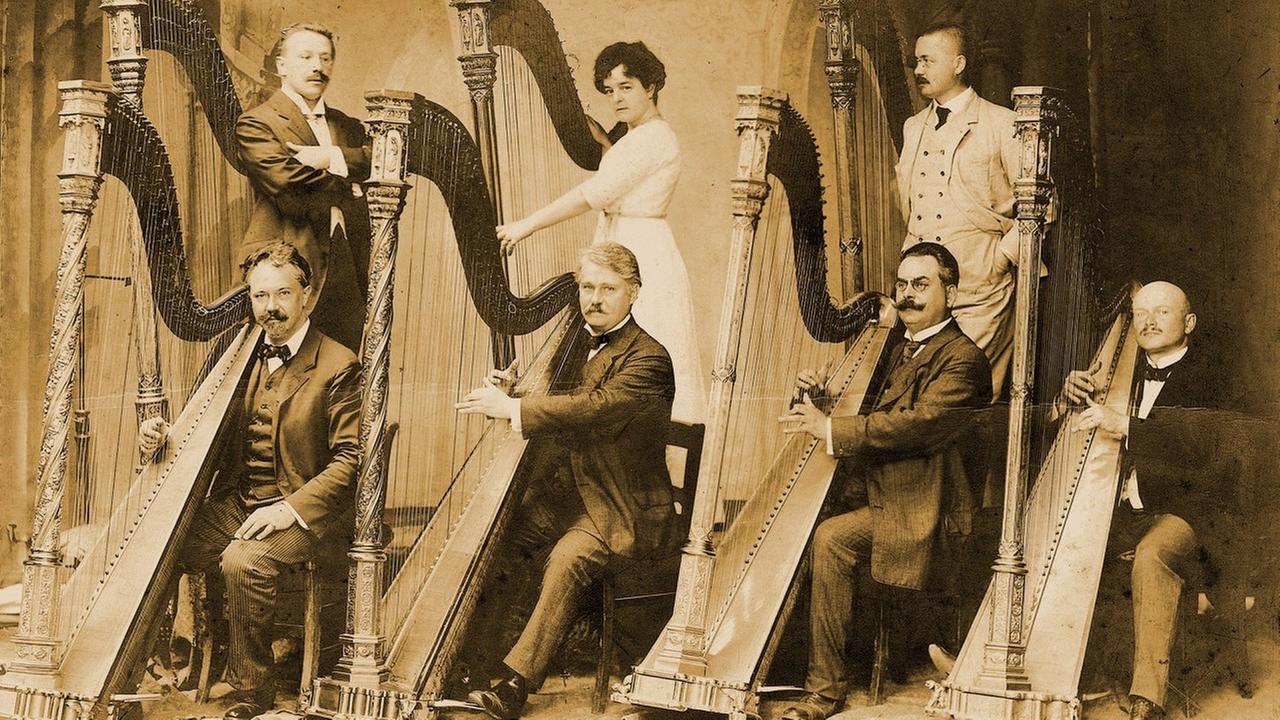 Harfenisten und eine Harfenistin beim Festspielorchester Bayreuth 1906 Harfenisten und eine Harfenistin beim Festspielorchester Bayreuth 1906