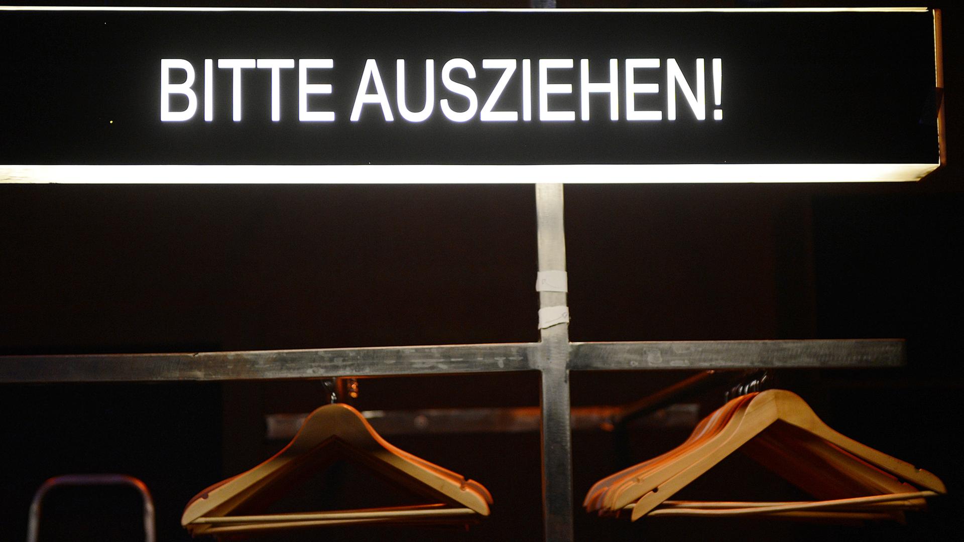 Bis auf die Haut: Auf der Premierenfeier des Films "Feuchtgebiete" nach der Vorlage von Skandal-Autorin Charlotte Roche. Bis auf die Haut: Auf der Premierenfeier des Films "Feuchtgebiete" nach der Vorlage von Skandal-Autorin Charlotte Roche.
