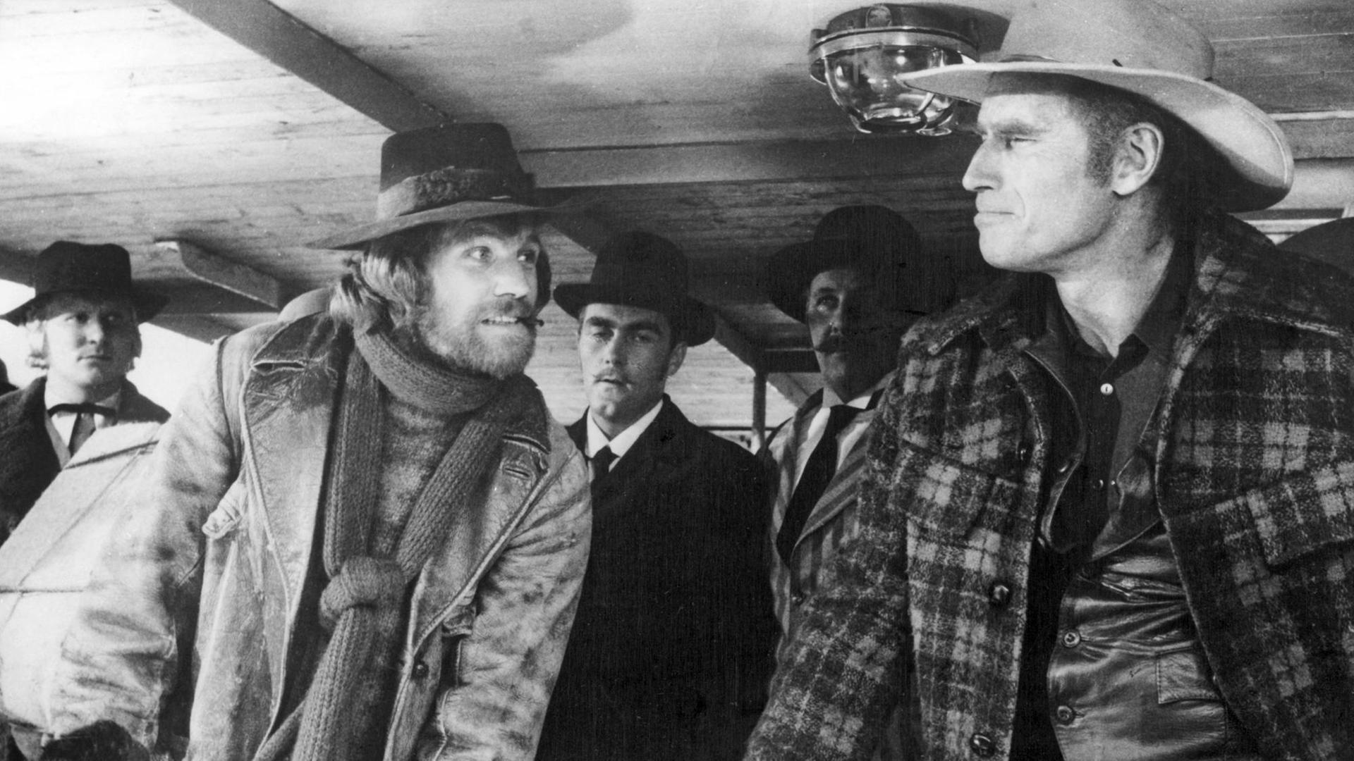 Der deutsche Schauspieler Raimund Harmstorf (l) als Pete und sein amerikanischer Kollege Charlton Heston (r) als John in dem Abenteuerfilm "Ruf der Wildnis" aus der Goldgräberzeit in Alaska nach einem Buch von Jack London. Aufnahme von 1972.