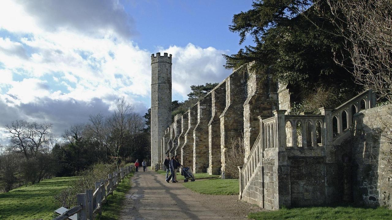 Blick von der Seite auf die mittelalterlichen Mauern des Klosters Battle Abbey in Battle bei Hastings in East Sussex, aufgenommen im Februar 2005. Blick von der Seite auf die mittelalterlichen Mauern des Klosters Battle Abbey in Battle bei Hastings in East Sussex, aufgenommen im Februar 2005.