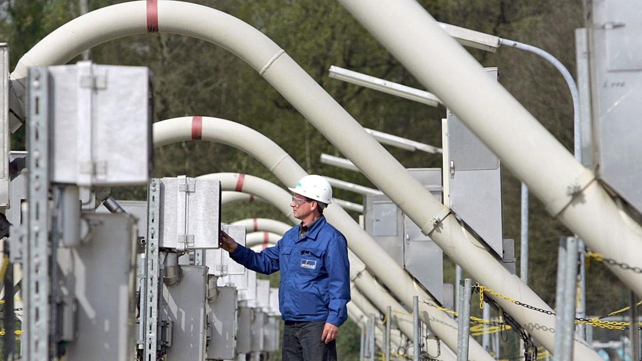 Elektro-Techniker inmitten mehrerer Gasbohrungen vom Erdgasspeicher in Rehden Elektro-Techniker inmitten mehrerer Gasbohrungen vom Erdgasspeicher in Rehden
