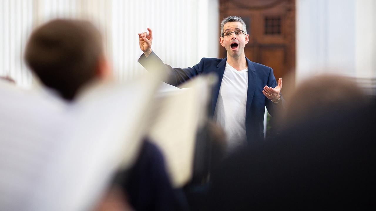 Andreas Reize dirigiert bei einer Chorprobe. Andreas Reize dirigiert bei einer Chorprobe.