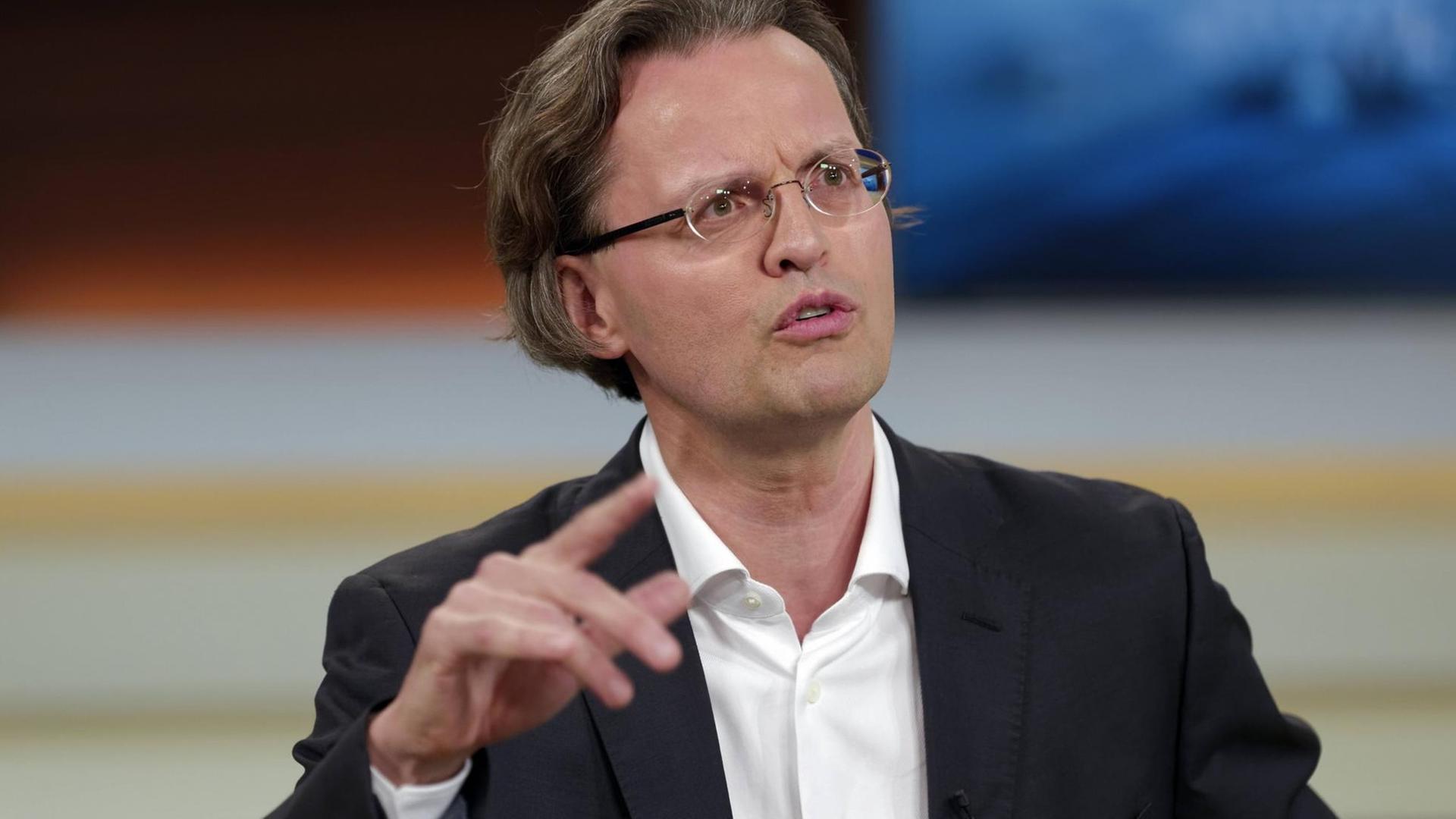 Bernhard Pörksen bei einer Talksendung Bernhard Pörksen bei einer Talksendung