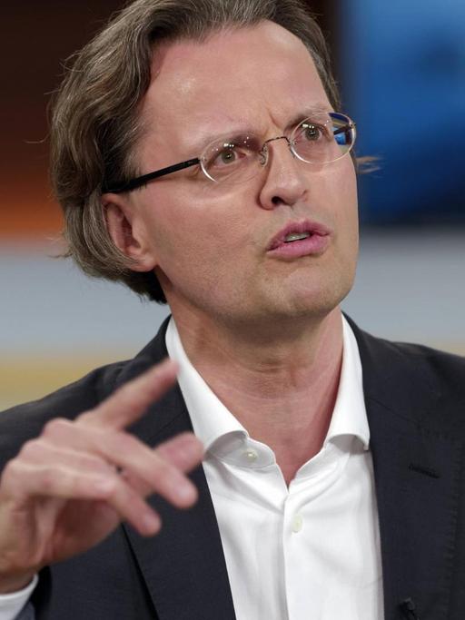 Bernhard Pörksen bei einer Talksendung