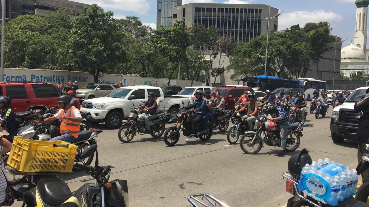 Motorradgangs, die Maduro auf Auftrag zu Diensten sind