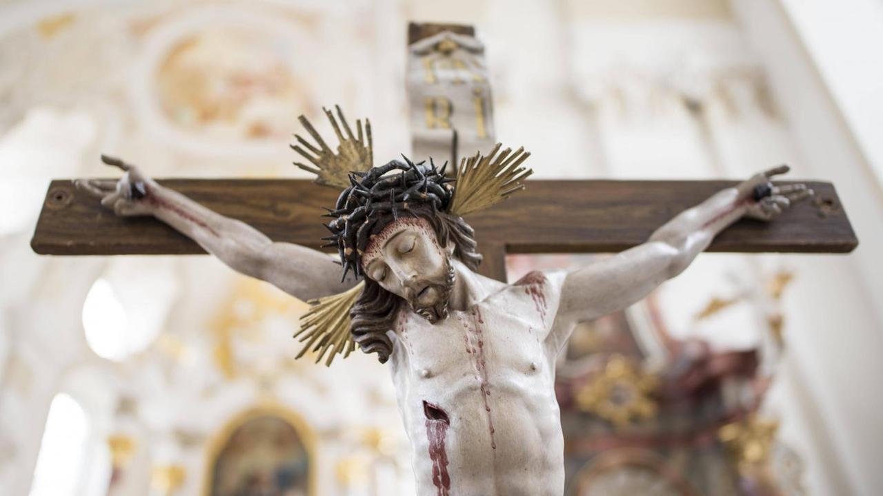Jesus am Kreuz in der Kloster- und Pfarrkirche St. Markus, Bad Saulgau, Baden-Württemberg. Jesus am Kreuz in der Kloster- und Pfarrkirche St. Markus, Bad Saulgau, Baden-Württemberg.