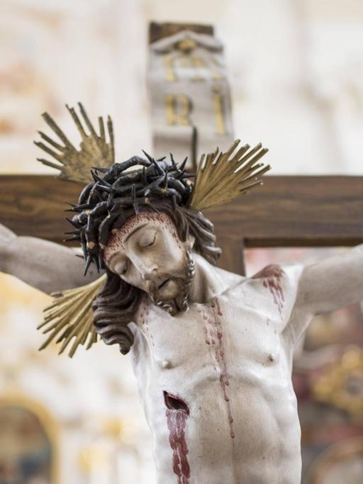 Jesus am Kreuz in der Kloster- und Pfarrkirche St. Markus, Bad Saulgau, Baden-Württemberg.