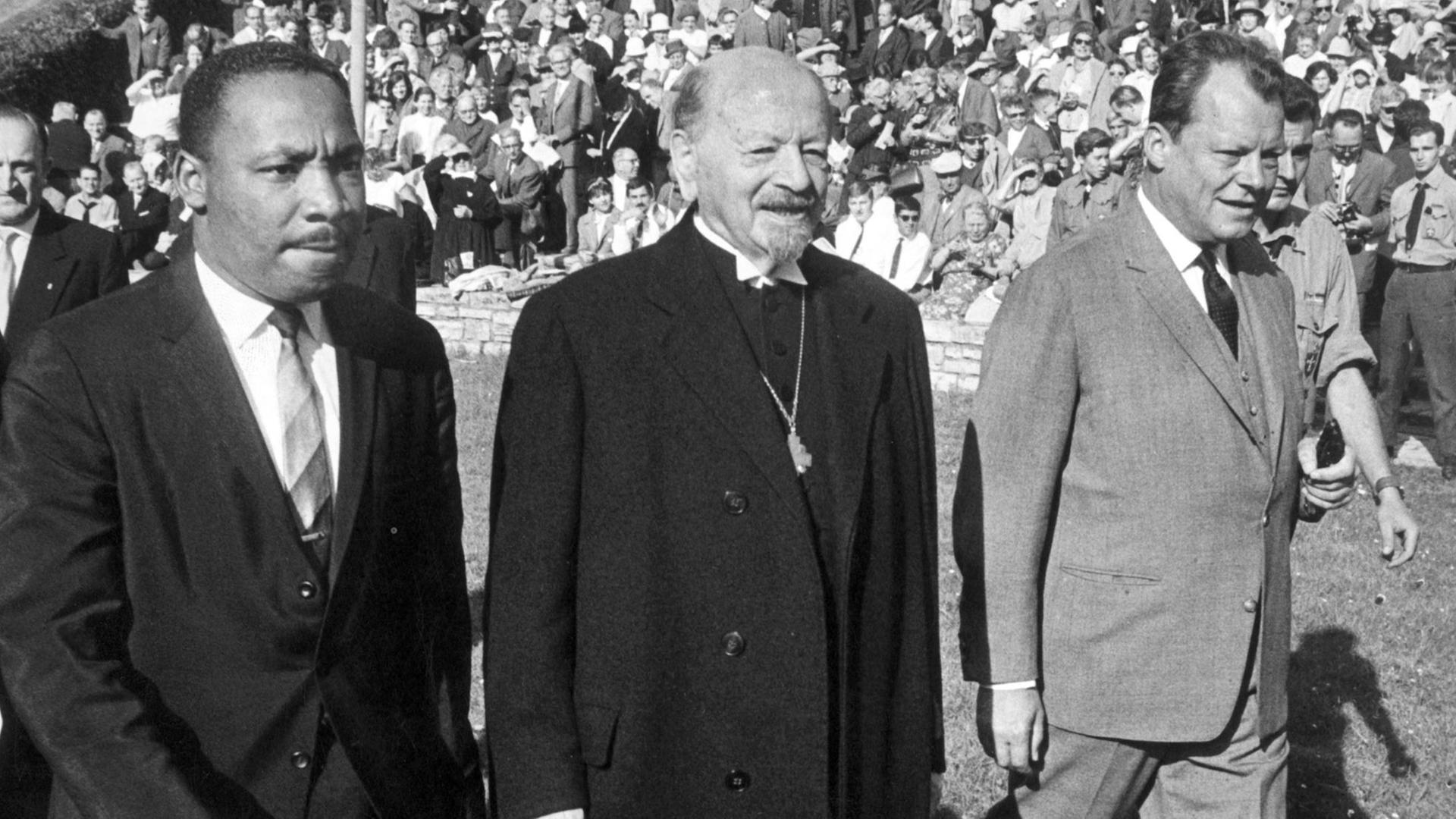 Der amerikanische Bürgerrechtler und Baptistenpfarrer Martin Luther King, Bischof Otto Dibelius und der Regierende Bürgermeister Willy Brandt am 13.09.1964 in Berlin zum Tag der Kirche Der amerikanische Bürgerrechtler und Baptistenpfarrer Martin Luther King, Bischof Otto Dibelius und der Regierende Bürgermeister Willy Brandt am 13.09.1964 in Berlin zum Tag der Kirche